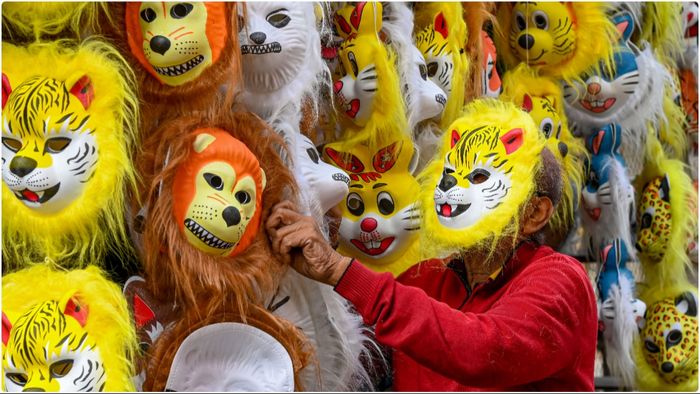 দোলের পসরা সাজিয়ে এক দোকানি। ছবি-পিটিআই