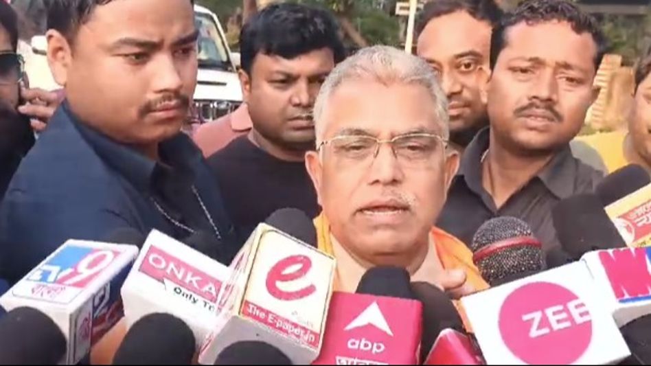 'তাঁকে তো বাড়ির লোকই ধাক্কা মারে,' মমতার চোট প্রসঙ্গ টেনে কীর্তিকে 'গুগলি' দিলীপের  'তাঁকে তো বাড়ির লোকই ধাক্কা মারে,' মমতার চোট প্রসঙ্গ টেনে কীর্তিকে 'গুগলি' দিলীপের