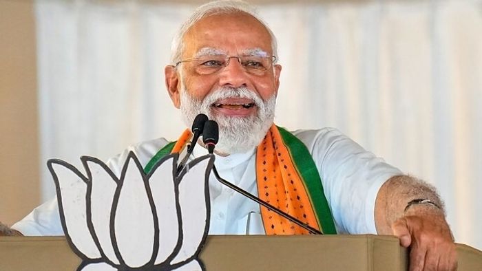 রেখা পাত্রকে ফোন মোদীর।