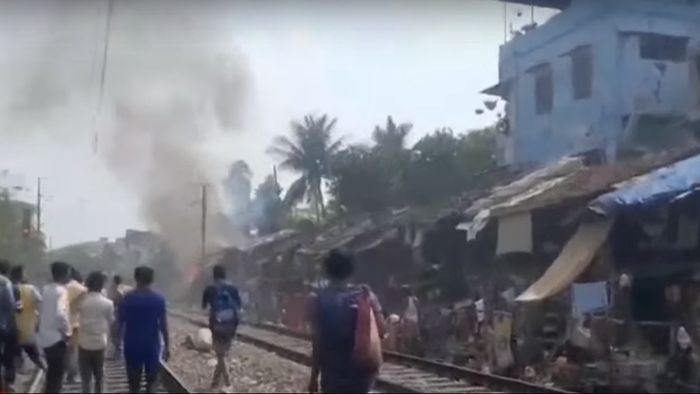 ঢাকুরিয়ায় লাইনের ধারে ঝুপড়িতে আগুন