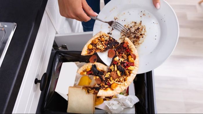 খাবার নষ্ট। প্রতীকী ছবি