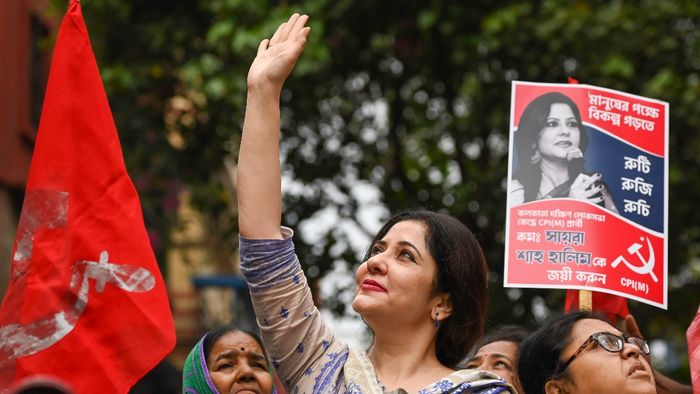 লোকসভা নির্বাচনের জন্য কলকাতায়নির্বাচনী প্রচারের সময় দক্ষিণ কলকাতা কেন্দ্রের সিপিআই(এম) প্রার্থী সায়রা শাহ হালিম। ছবি-পিটিআই