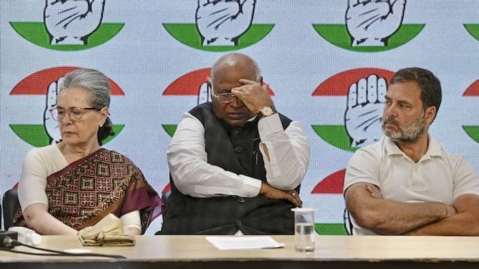 সনিয়া গান্ধী, মল্লিকার্জুন খাড়গে, রাহুল গান্ধী।