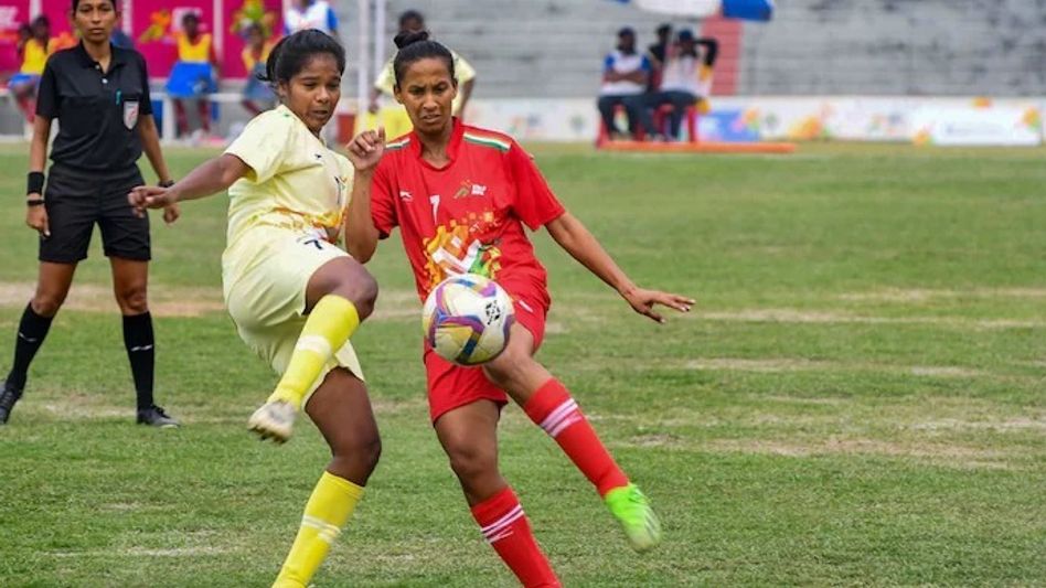 মহিলা ফুটবলারদের শ্লীলতাহানির অভিযোগে গ্রেফতার AIFF কর্তা দীপক শর্মা মহিলা ফুটবলারদের শ্লীলতাহানির অভিযোগে গ্রেফতার AIFF কর্তা দীপক শর্মা