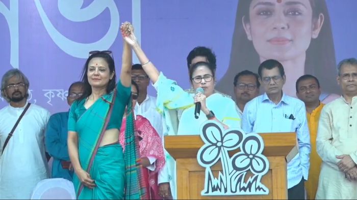 মমতা বন্দ্যোপাধ্যায় ও মহুয়া মৈত্র।