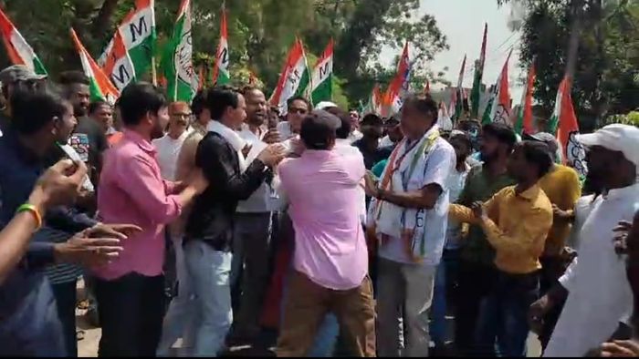 কীর্তি আজাদের সামনেই মারপিট। ফাইল ছবি