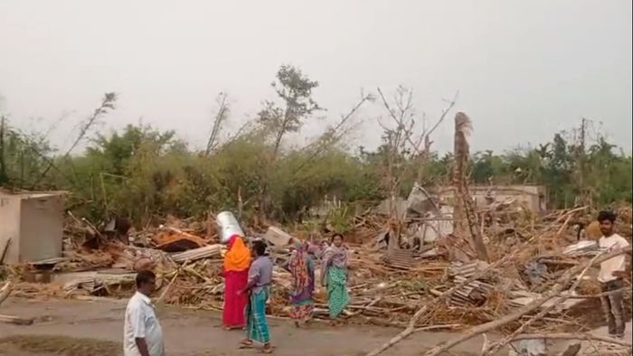 ঝড়ে তছনছ জলপাইগুড়ি