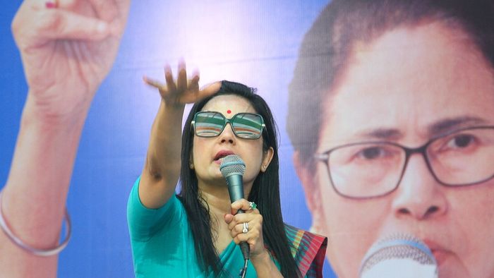 ধুবুলিয়ায় প্রচারে মহুয়া মৈত্র। ছবি-পিটিআই