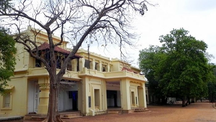 'রাত কাটালেই পরীক্ষায় পাস', বিশ্বভারতীর অধ্যাপকের বিরুদ্ধে ৩ ছাত্রীকে মেসেজ পাঠানোর অভিযোগ