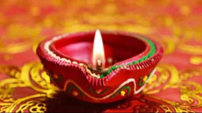 স্বপ্ন পূরণ করতে চাইলে প্রতিদিন বাড়ির এই দিকে প্রদীপ জ্বালান