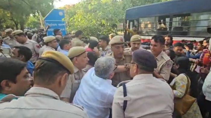 ইসি অফিসের বাইরে বিক্ষোভ তৃণমূলের