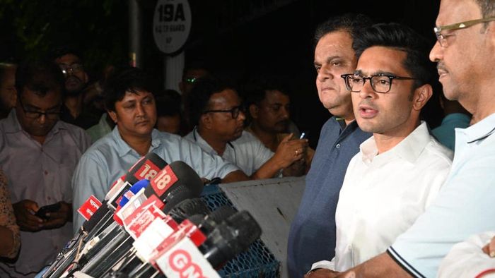 রাজভবন থেকে বেরিয়ে সাংবাদিকদের মুখোমুখি অভিষেক