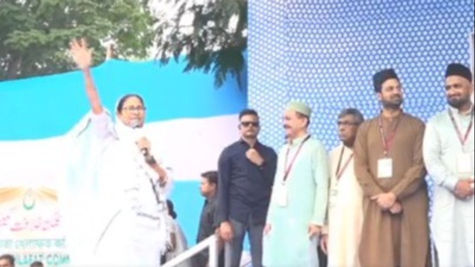 'বেছে বেছে মুসলিম নেতাদের ফোন করে বলছে, কী চাই?' ইদের নমাজে কেন্দ্রকে টার্গেট মমতার  'বেছে বেছে মুসলিম নেতাদের ফোন করে বলছে, কী চাই?' ইদের নমাজে কেন্দ্রকে টার্গেট মমতার