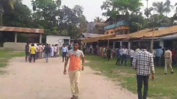 হিংসা এড়ানো গেল না, কোচবিহার, জলপাইগুড়িতে সংঘর্ষ-বোমা উদ্ধার