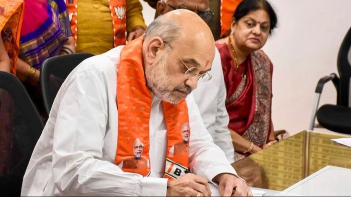 মনোনয়ন পেশ করছেন অমিত শাহ। ফাইল ছবি