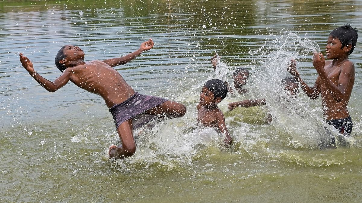 শিশুরা হুগলি নদীতে খেলছে। ছবি-পিটিআই