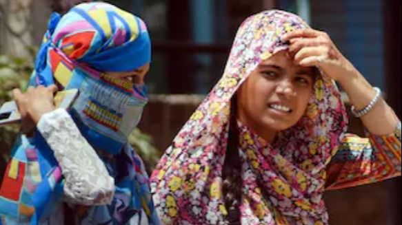 কাঠফাটা রোদে বাইরে বেরোতে হচ্ছে, তাপপ্রবাহে ভালো থাকুন এই ৫ টিপসে 