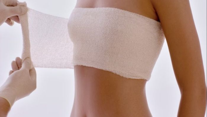 স্তন ছোট করার সার্জারি বাড়ছে দেশে। প্রতীকী ছবি