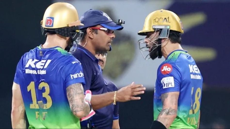 আম্পায়ারের সঙ্গে 'কথা কাটাকাটি', কোহলিকে 'বিরাট' শাস্তি দিল BCCI আম্পায়ারের সঙ্গে 'কথা কাটাকাটি', কোহলিকে 'বিরাট' শাস্তি দিল BCCI