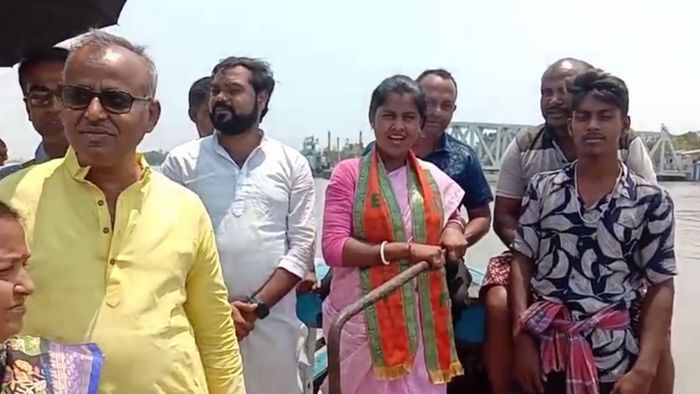 রেখা পাত্র প্রচারে। ফাইল ছবি