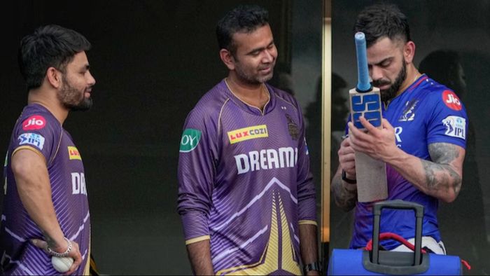 রিঙ্কুকে ব্যাট দিচ্ছেন বিরাট