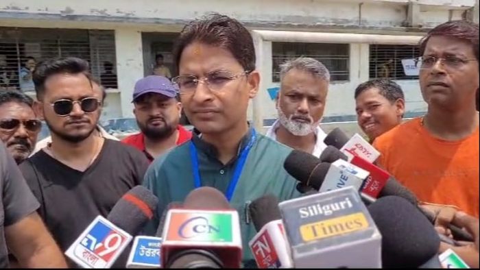 চোপড়ায় তিন জায়গা থেকে কেন্দ্রীয়বাহিনীর জওয়ানদের হটিয়ে দেওয়া হয়েছে বলে অভিযোগ করলেন রাজুবাবু। তিনি ক্ষোভ প্রকাশ করে কেন্দ্রীয় বাহিনীর বলেন, আপনাদের হাতে বন্দুক রয়েছে। তাহলে এটা কি কারনে দেওয়া হয়েছে।"