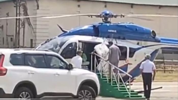 কপ্টারে বসার সময় পড়ে যান মমতা।