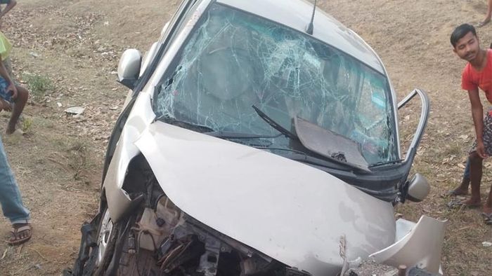 দুর্ঘটনায় দুমড়ে মুচড়ে গিয়েছে গাড়ি