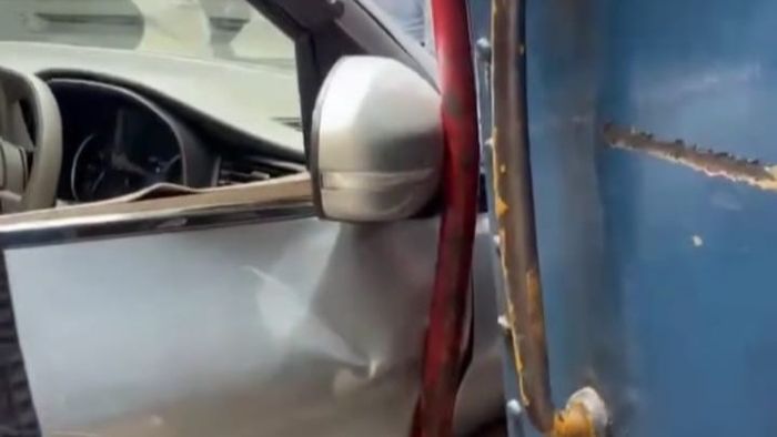 দার্জিলিঙে টয়ট্রেনের ধাক্কায় দুমড়ে গেল পর্যটক বোঝাই গাড়ি, আতঙ্ক