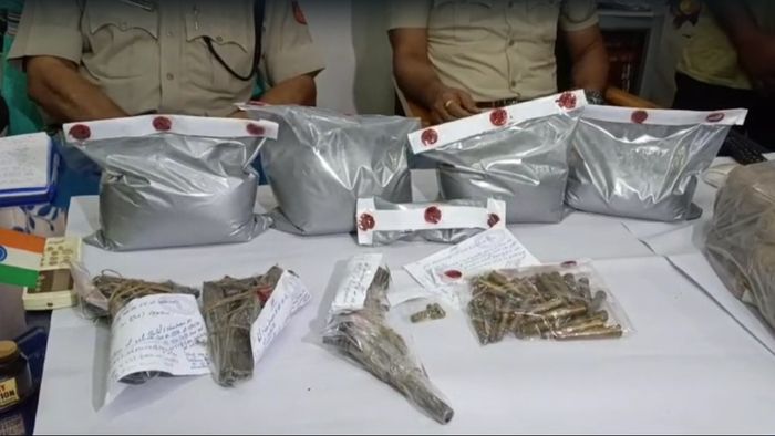 গড়িয়া থেকে উদ্ধার বিপুল আগ্নেয়াস্ত্র