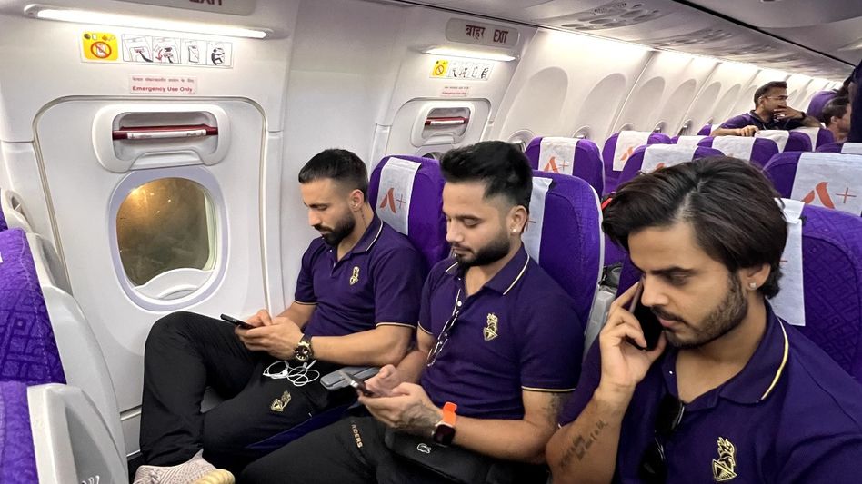 প্রবল দুর্যোগে কলকাতায় নামতে পারল না KKR-এর ফ্লাইট, ঘুরিয়ে দেওয়া হল গুয়াহাটিতে প্রবল দুর্যোগে কলকাতায় নামতে পারল না KKR-এর ফ্লাইট, ঘুরিয়ে দেওয়া হল গুয়াহাটিতে