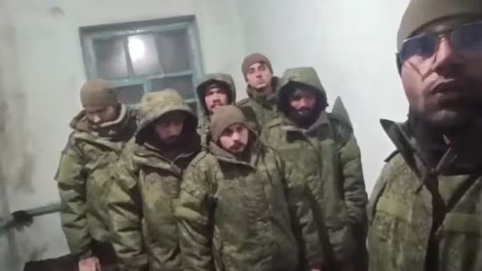 ইউক্রেন যুদ্ধে রাশিয়ার হয়ে লড়তে বাধ্য করা হচ্ছে বলে দাবি করা ৭ ভারতীয়ের একটি ভিডিও গত মার্চ মাসে ভাইরাল হয়েছিল।