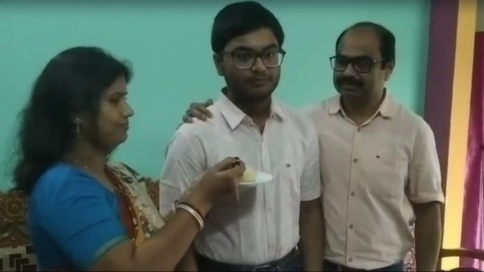 উচ্চমাধ্যমিকে প্রথম অভীক দাস