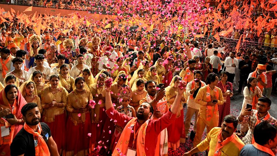 ভারতের জনসংখ্যায় হিন্দু কমেছে ৮%, সংখ্যালঘুরা বেড়েছে ৪৩%: প্রধানমন্ত্রীর প্যানেল ভারতের জনসংখ্যায় হিন্দু কমেছে ৮%, সংখ্যালঘুরা বেড়েছে ৪৩%: প্রধানমন্ত্রীর প্যানেল