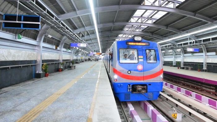 নেতাজি ভবন স্টেশনে ঝাঁপ