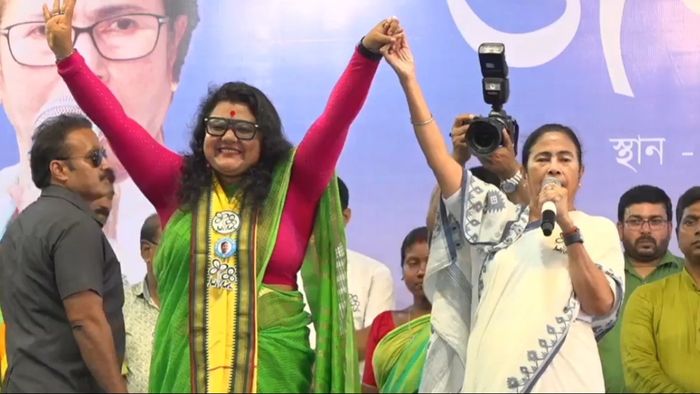 বিষ্ণুপুরে শনিবার তৃণমূল প্রার্থী সুজাতা মণ্ডলের সমর্থনে জনসভায় মমতা বন্দ্যোপাধ্যায়