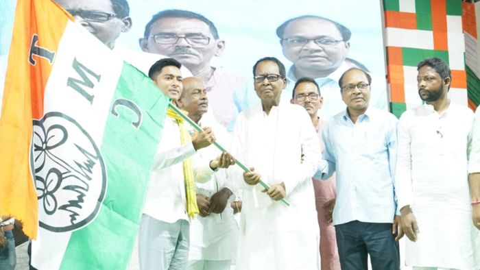 অভিষেক বন্দ্যোপাধ্যায় ও কুনার হেমব্রম