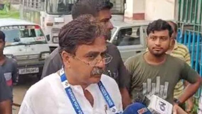 বিক্ষোভের মুখে অভিজিৎ গঙ্গোপাধ্যায়।