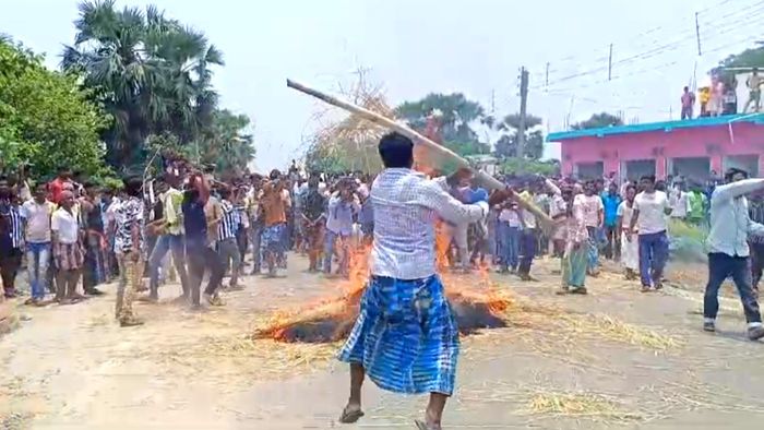 রাস্তায় আগুন জ্বালিয়ে বিক্ষোভ কেশপুরে। ফাইল ছবি