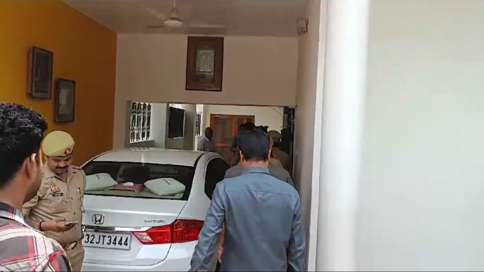 সাত সকালে লখনউয়ে অবসরপ্রাপ্ত আইএএস অফিসারের বাড়িতে লুঠ, বাধা দেওয়ায় স্ত্রীকে খুন সাত সকালে লখনউয়ে অবসরপ্রাপ্ত আইএএস অফিসারের বাড়িতে লুঠ, বাধা দেওয়ায় স্ত্রীকে খুন