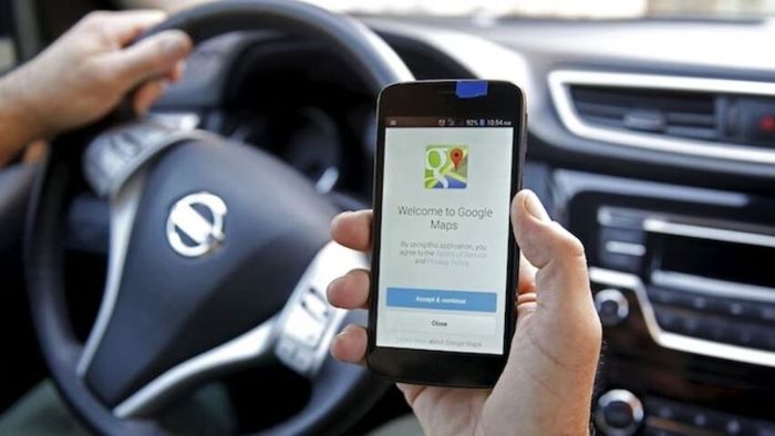 Google maps দেখে গাড়ি চালাচ্ছিলেন, আচমকা নদীতে গিয়ে পড়ল