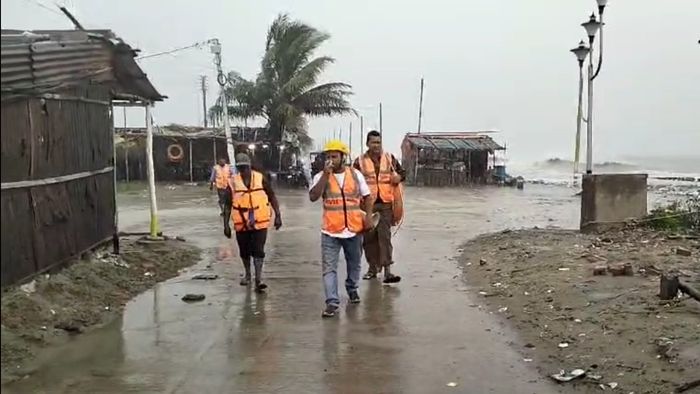 সাগরদ্বীপে মাইকিং করছে জাতীয় বিপর্যয় মোকাবিলা দল। ফাইল ছবি