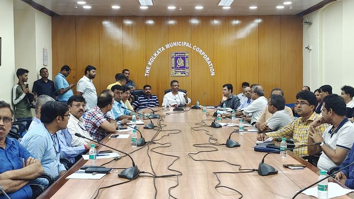 কলকাতা পুরসভায় বৈঠকে মেয়র ফিরহাদ হাকিম। ফাইল ছবি