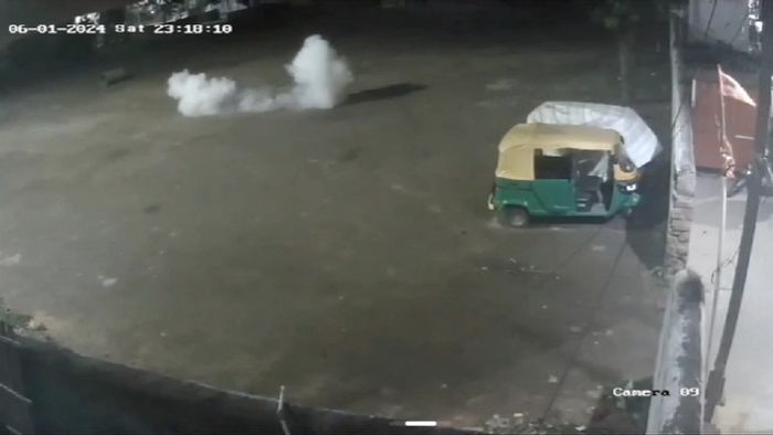 ভাটপাড়ায় বোমাবাজির সিসি ক্যামেরা ফুটেজ। ছবি ভিডিও থেকে নেওয়া