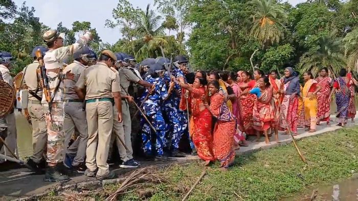 সন্দেশখালিতে পুলিশের সঙ্গে হাতাহাতি মহিলাদের। ছবি ভিডিও থেকে নেওয়া