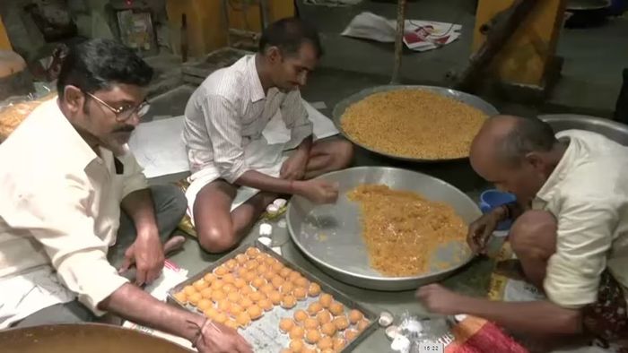 লখনউতে তৈরি হচ্ছে ১০০ কুইন্ট্যাল বুন্দির লাড্ডু, জয়ের আগেই উৎসবের প্রস্তুতি