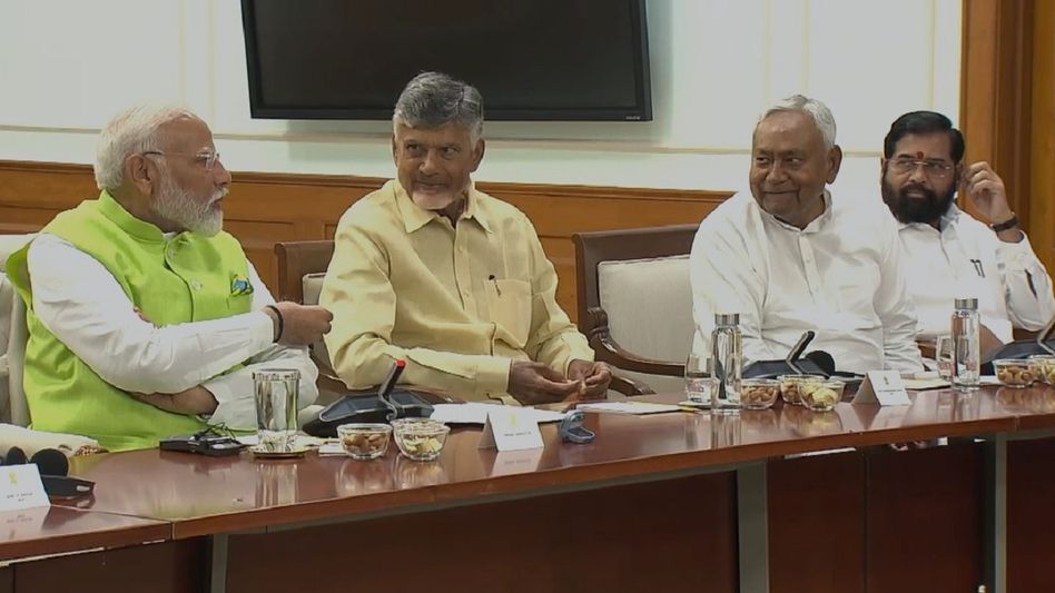 মোদীকে নীতীশ বললেন, 'জলদি কিজিয়ে...', সরকার গড়ার তৎপরতা NDA-র মোদীকে নীতীশ বললেন, 'জলদি কিজিয়ে...', সরকার গড়ার তৎপরতা NDA-র