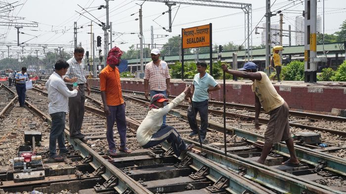নন-ইন্টারলকিংয়ের কাজ চলছে শিয়ালদায়। ফাইল ছবি