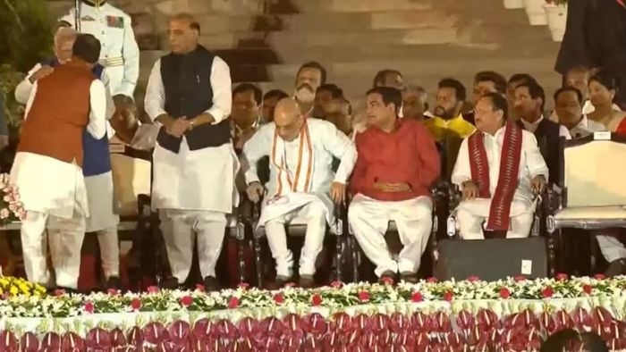 রাষ্ট্রপতি ভবনে শপথ নিলেন মন্ত্রীরা।