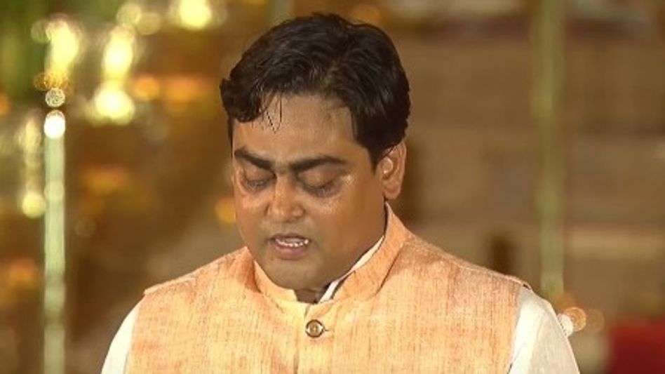 ফের কেন্দ্রীয় মন্ত্রী শান্তনু ঠাকুর, বাংলা থেকে আর কে জায়গা পেলেন মোদীর মন্ত্রিসভায়? ফের কেন্দ্রীয় মন্ত্রী শান্তনু ঠাকুর, বাংলা থেকে আর কে জায়গা পেলেন মোদীর মন্ত্রিসভায়?